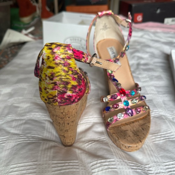 Steve Madden Wedges, Multi-color, Size 8 - Picture 4 of 7